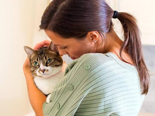 Mujer abrazando a un gato