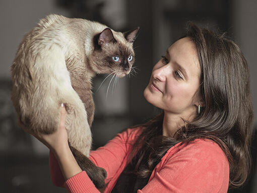 Mujer sosteniendo a un gato