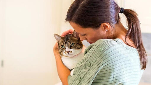 Mujer abrazando a un gato