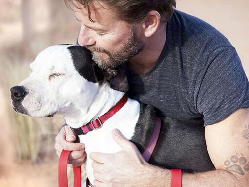 un hombre con un perro