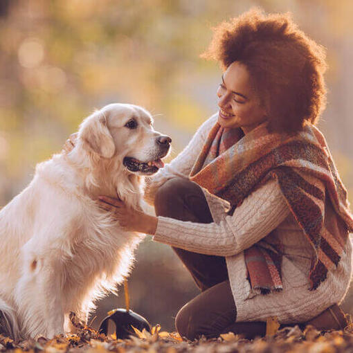 Mujer con golden retriever en el parque