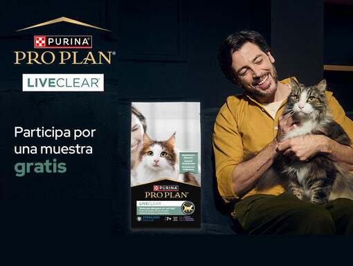 Hombre acariciando un gato junto a un pack de producto Proplan Liveclear